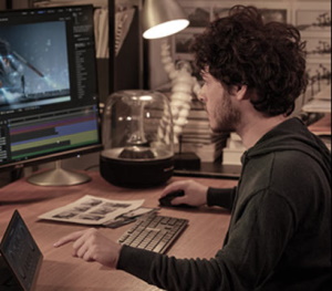 Ein Creator arbeitet an ProArt Display PA32DC.