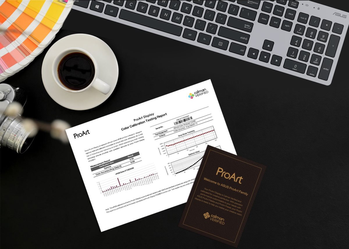 Ein Farbkalibrierungstestbericht von ProArt Display liegt auf dem Schreibtisch eines Designers