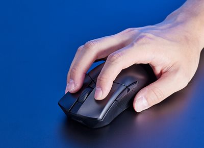 Eine Hand klickt auf den ROG Gladius III Wireless AimPoint