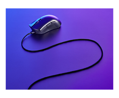 Die schwarze ROG Gladius III Wireless AimPoint ist am flexiblen ROG Paracord befestigt