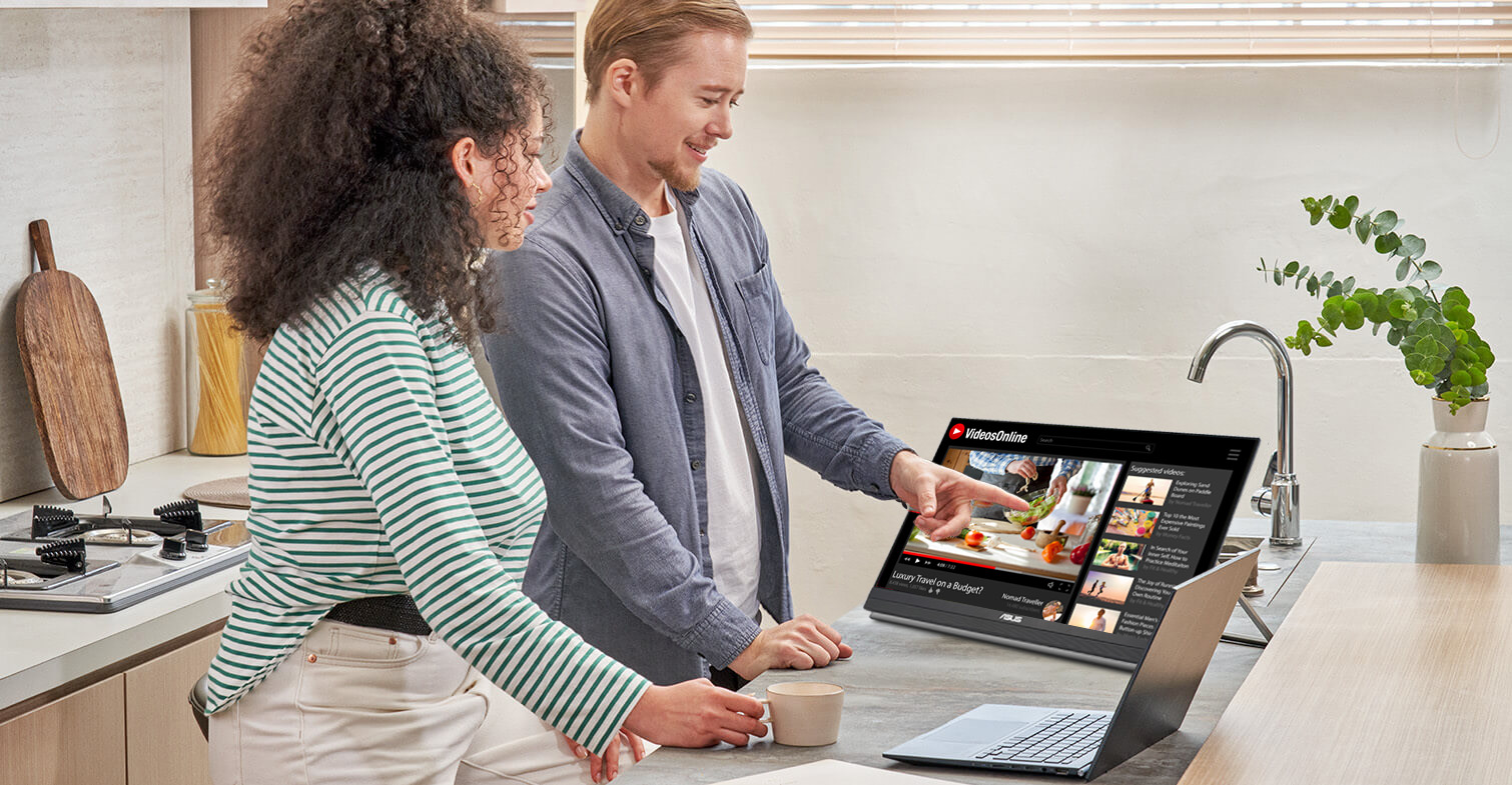 Freunde betrachten ein Rezept auf dem ZenScreen MB229CF in der Küche zu Hause