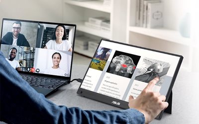 Zwei Benutzer werden bei der Interaktion mit dem 10-Punkt-Touchscreen von ZenScreen Ink gezeigt.