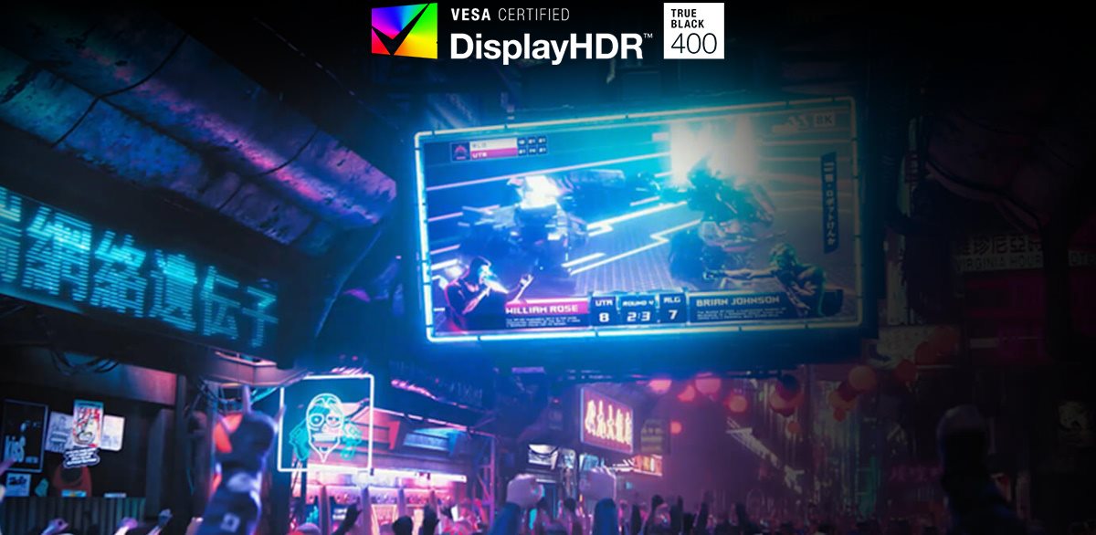 Eine Menschenmenge, die eine Live-Übertragung einer Schlacht verfolgt