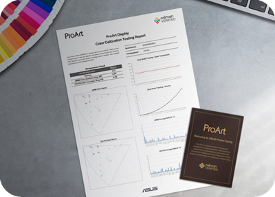 Ein Farbkalibrierungstestbericht von ProArt Display liegt auf dem Schreibtisch eines Designers