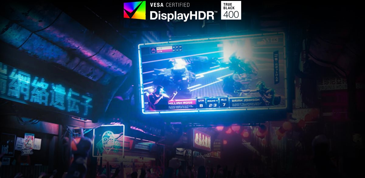 Eine Menschenmenge, die eine Live-Übertragung einer Schlacht verfolgt