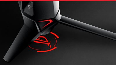 Das Produktfoto zeigt das projizierte ROG-Logo auf der Unterseite des Monitorständers.