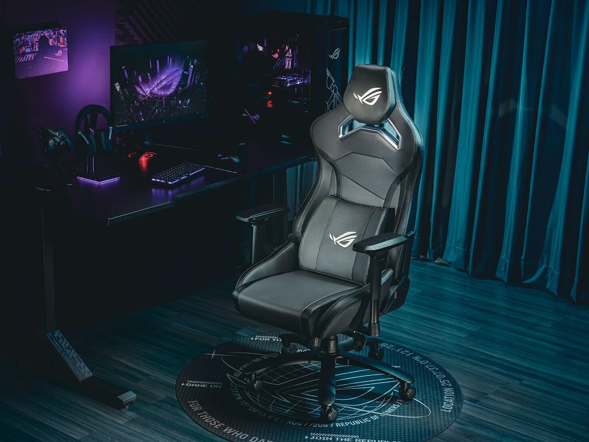ROG Chariot X Gaming-Stuhl Vorderansicht links in einer Gaming-Raumumgebung
