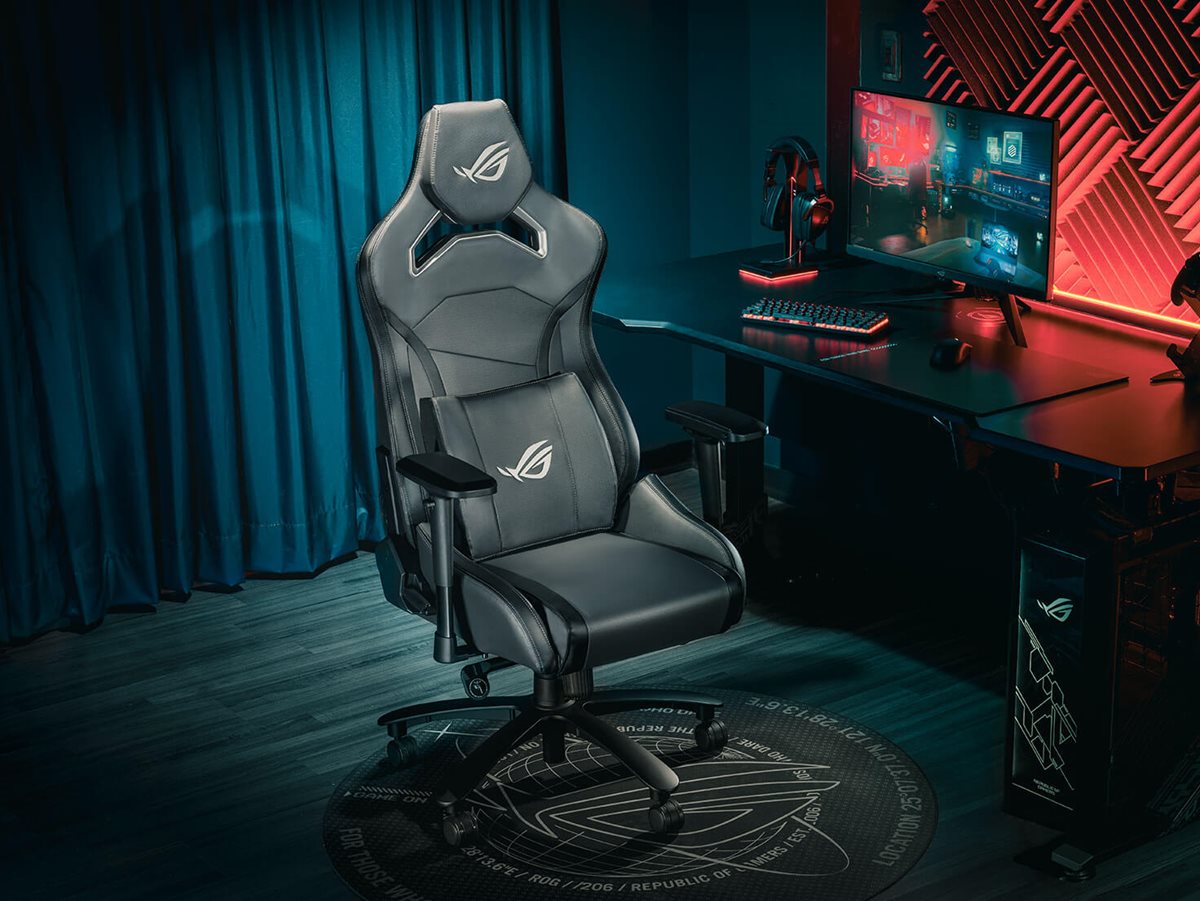 ROG Chariot X Gaming-Stuhl Frontansicht nach rechts in einer Gaming-Raumumgebung