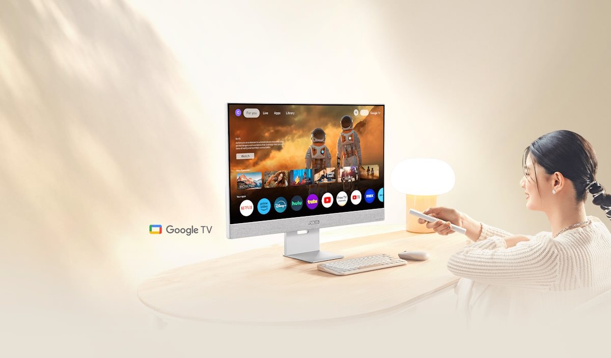 Eine junge Berufstätige genießt verschiedene Unterhaltungsinhalte auf Google TV mit dem ASUS ZenScreen Smart Monitor MS27UC mit Google TV-Logo.