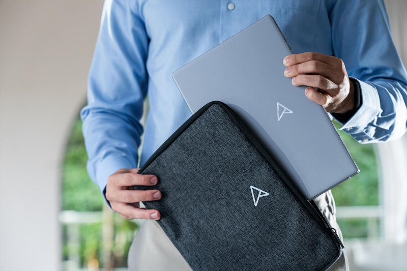 Zeigen Sie einem Mann, wie er das MQ17QH in die Schutzhülle steckt