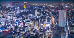 Die Nachtansicht einer modernen Stadt. / Die Nachtansicht einer Stadtlandschaft mit aktiviertem Dimm-Effekt an einigen helleren Stellen des Bildes.