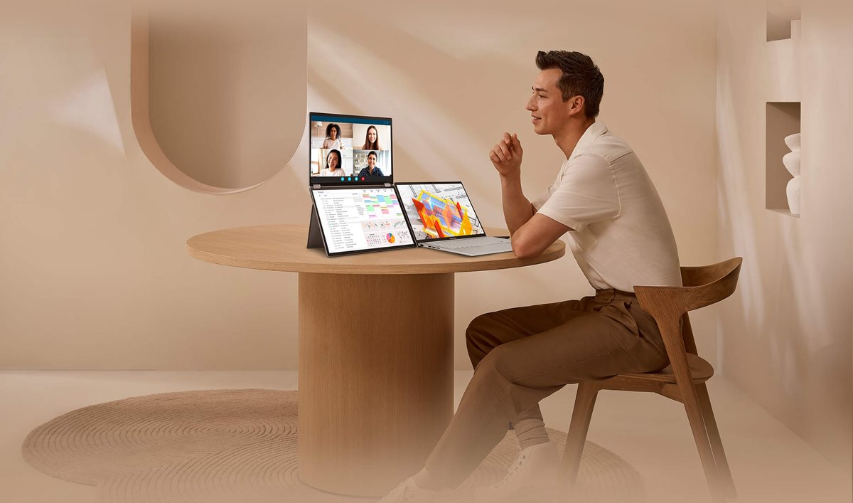 Ein junger Berufstätiger verwendet den tragbaren Monitor ZenScreen Duo OLED MQ149CD, der mit einem Laptop verbunden ist und drei verschiedene Arbeitsaufgaben auf drei Bildschirmen anzeigt.