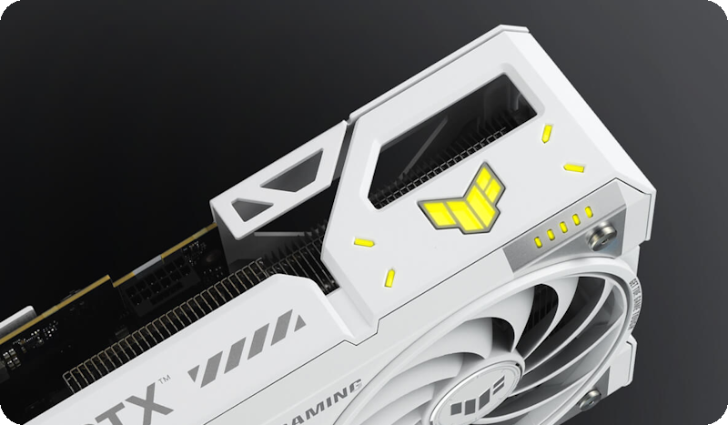 Schräge Nahaufnahme der ASUS TUF Gaming GeForce RTX 5070 Ti White Edition Grafikkarte, die die ARGB-Elemente hervorhebt