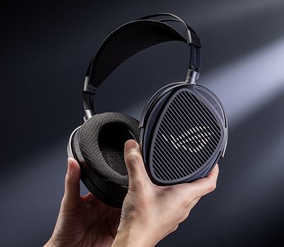 Hände, die das ROG Kithara Headset halten, zeigen das offene Design der Hörmuscheln und die Ästhetik des ROG-Gitters