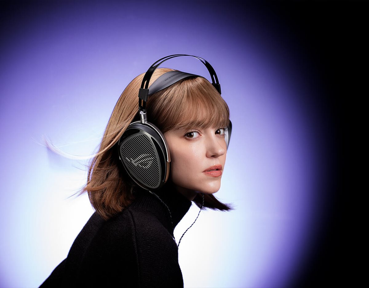 Die Person, die das ROG Kithara trägt, wird im dunklen Hintergrund mit lila Beleuchtung gezeigt.