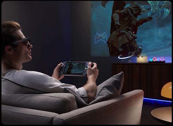 Ein Mann, der mit einer ROG R1 Gaming-AR-Brille das Spiel „Monster Hunter“ über Controller an seinem PC-Gaming-Setup spielt