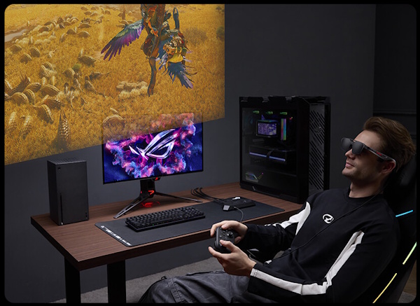 Ein Mann, der mit der ROG R1 Gaming-AR-Brille das Spiel „Monster Hunter“ auf der ROG Xbox Ally spielt und dabei auf dem Sofa chillt